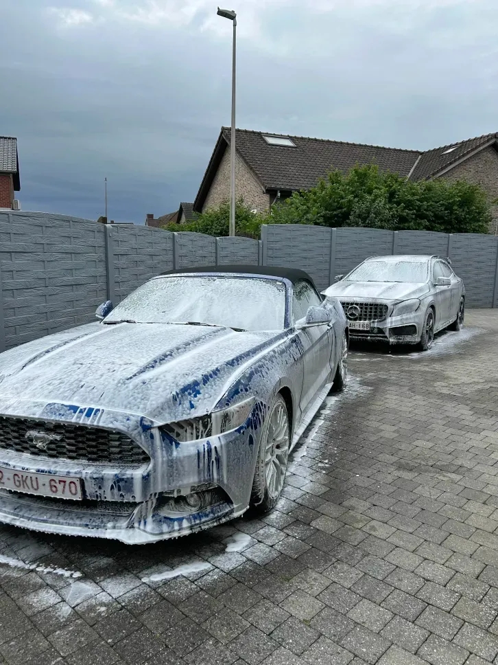 Twee auto's in schuimzeep