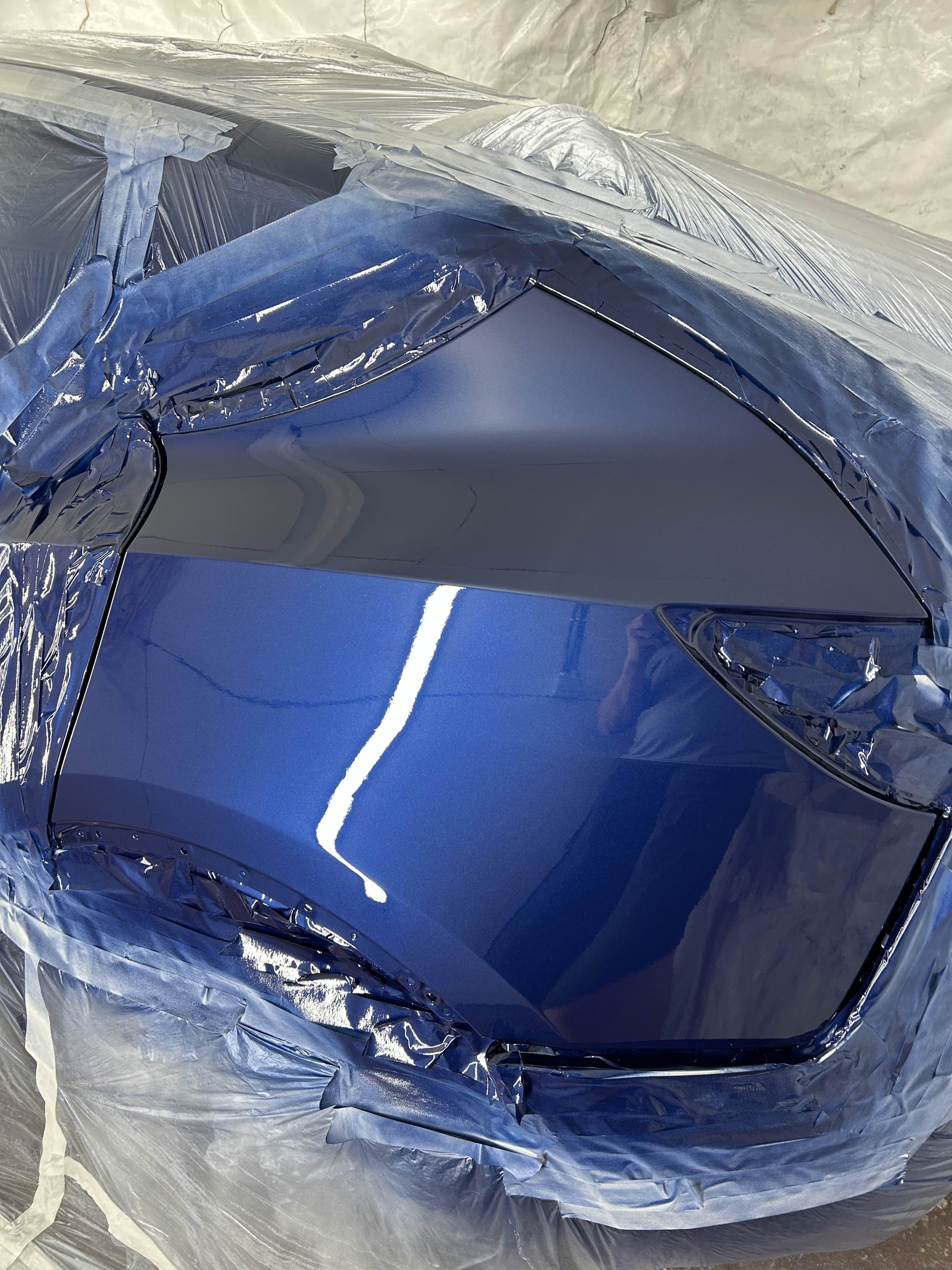 Herspuiten van een blauwe Tesla Model Y