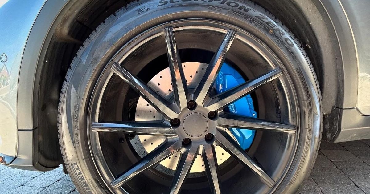 Detail van een wiel met een blauwe remklauw van een Mercedes GLC.